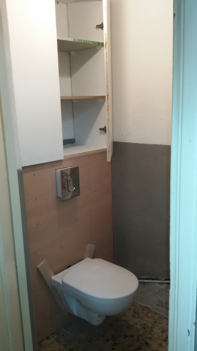 hangtoilet met opbergkast in aanbouw